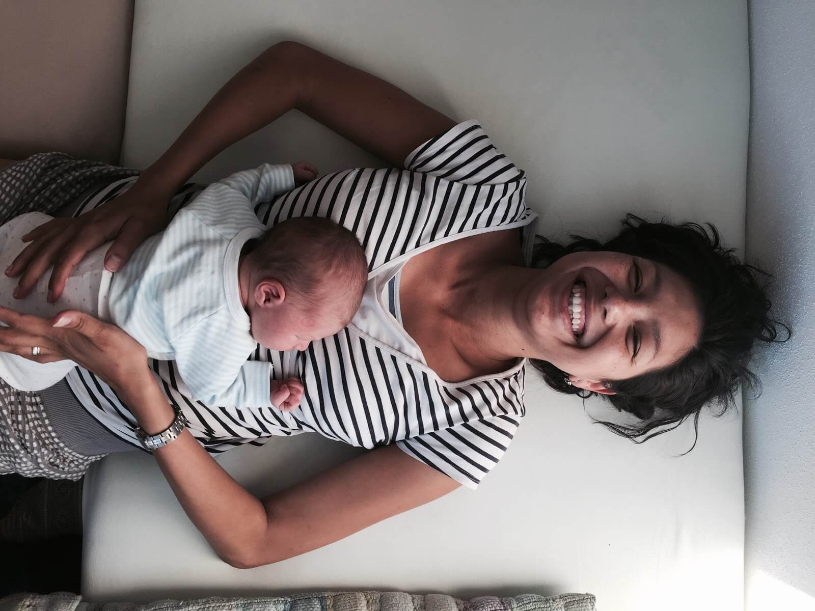 Ana com seu bebê e um grande sorriso