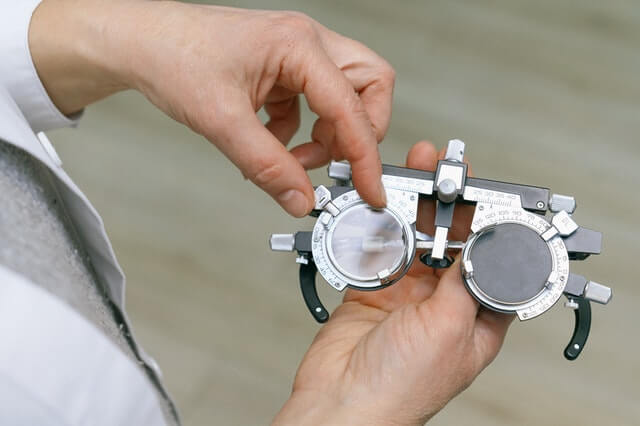 oftalmologista que ajusta o equipamento de medição