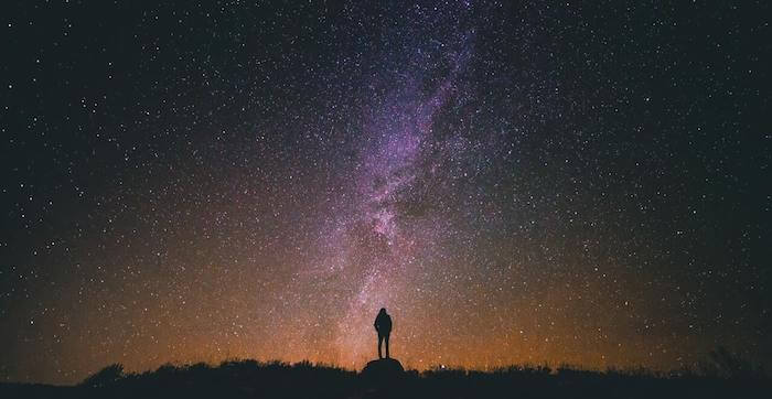 pessoa assistindo o céu estrelado