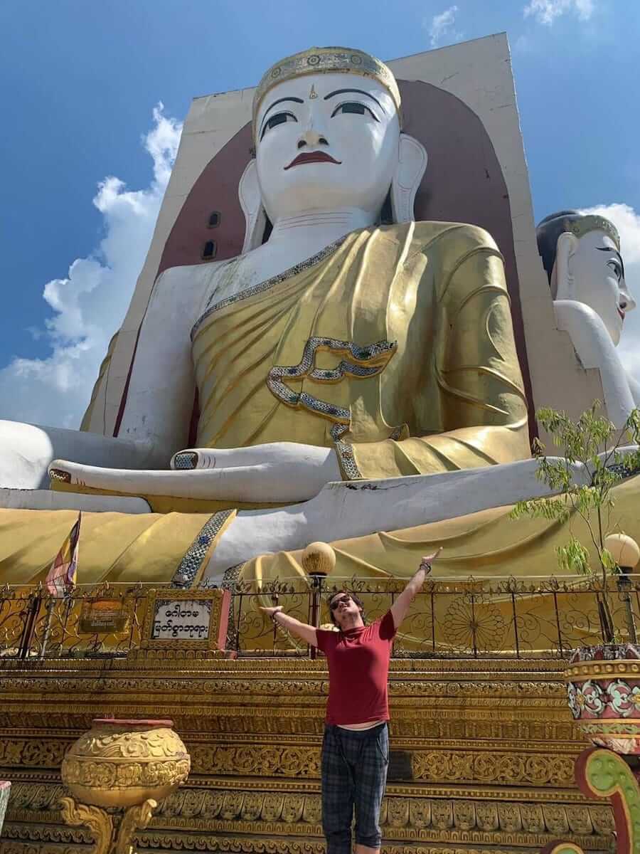 Neto com um Buda gigante atrás dele